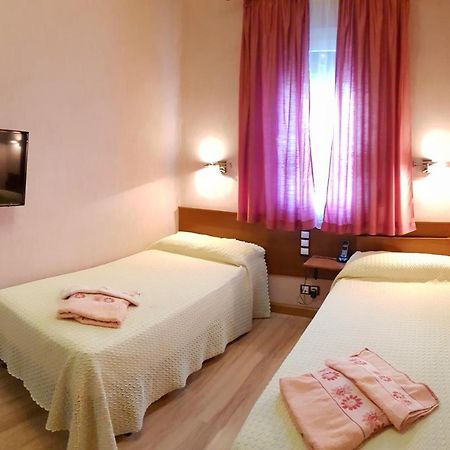 Hostal De La Torre Hostal Economico Вальядолид Экстерьер фото