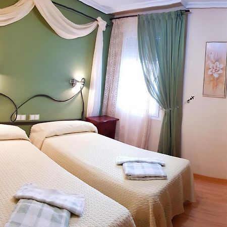 Hostal De La Torre Hostal Economico Вальядолид Экстерьер фото