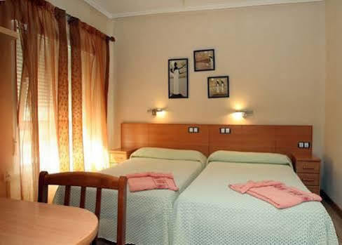 Hostal De La Torre Hostal Economico Вальядолид Экстерьер фото