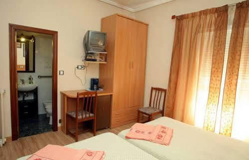 Hostal De La Torre Hostal Economico Вальядолид Экстерьер фото