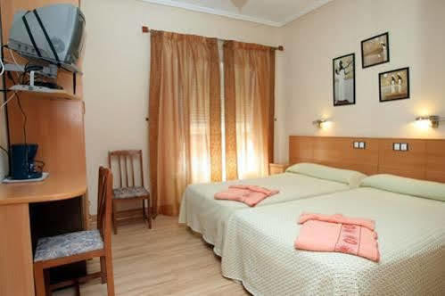 Hostal De La Torre Hostal Economico Вальядолид Экстерьер фото