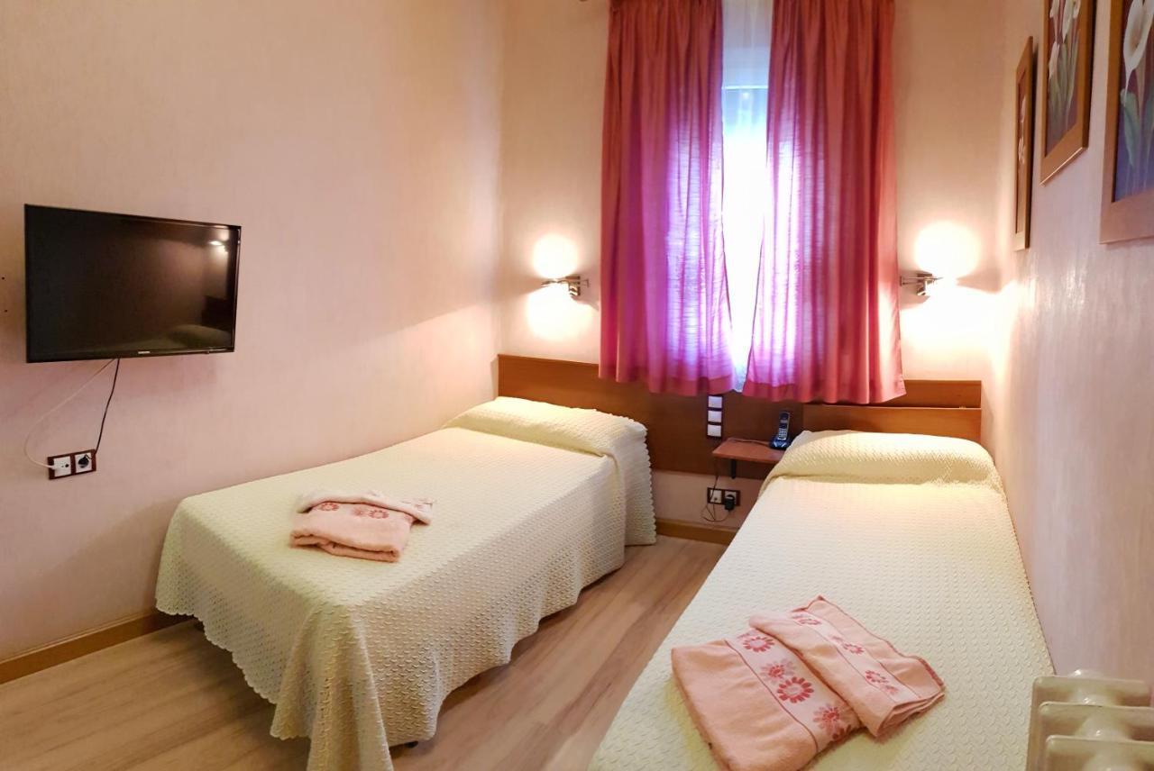 Hostal De La Torre Hostal Economico Вальядолид Экстерьер фото