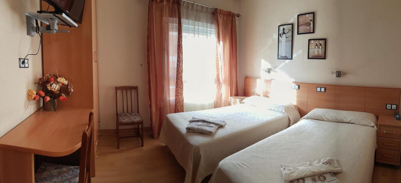 Hostal De La Torre Hostal Economico Вальядолид Экстерьер фото