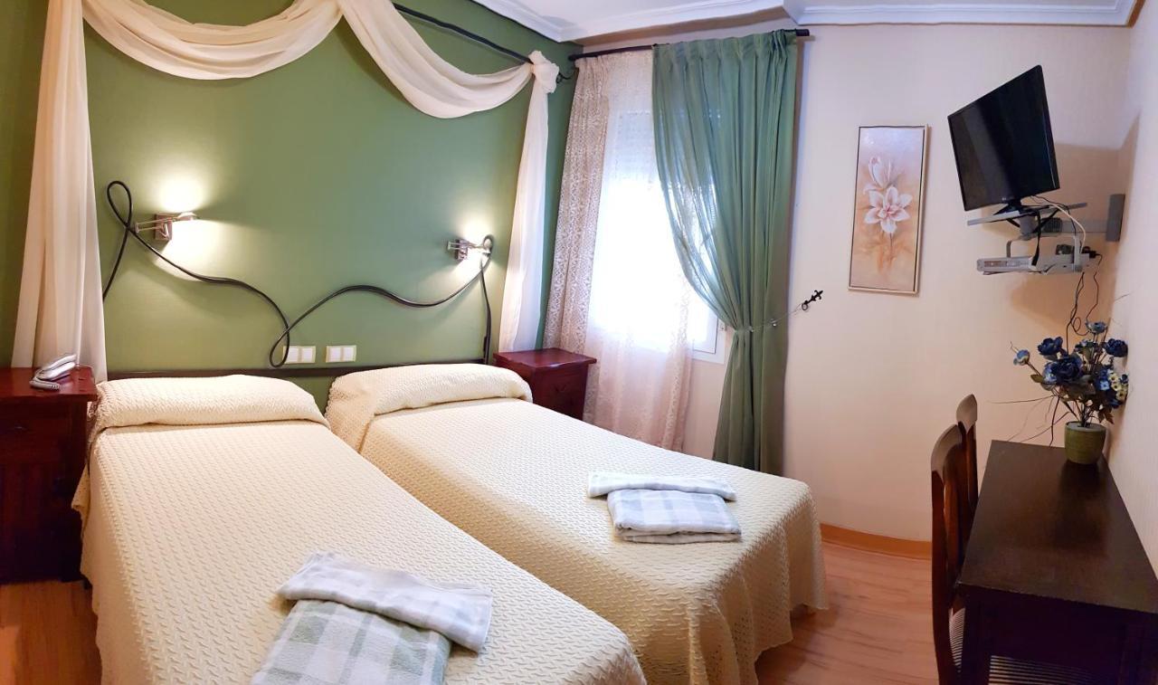 Hostal De La Torre Hostal Economico Вальядолид Экстерьер фото