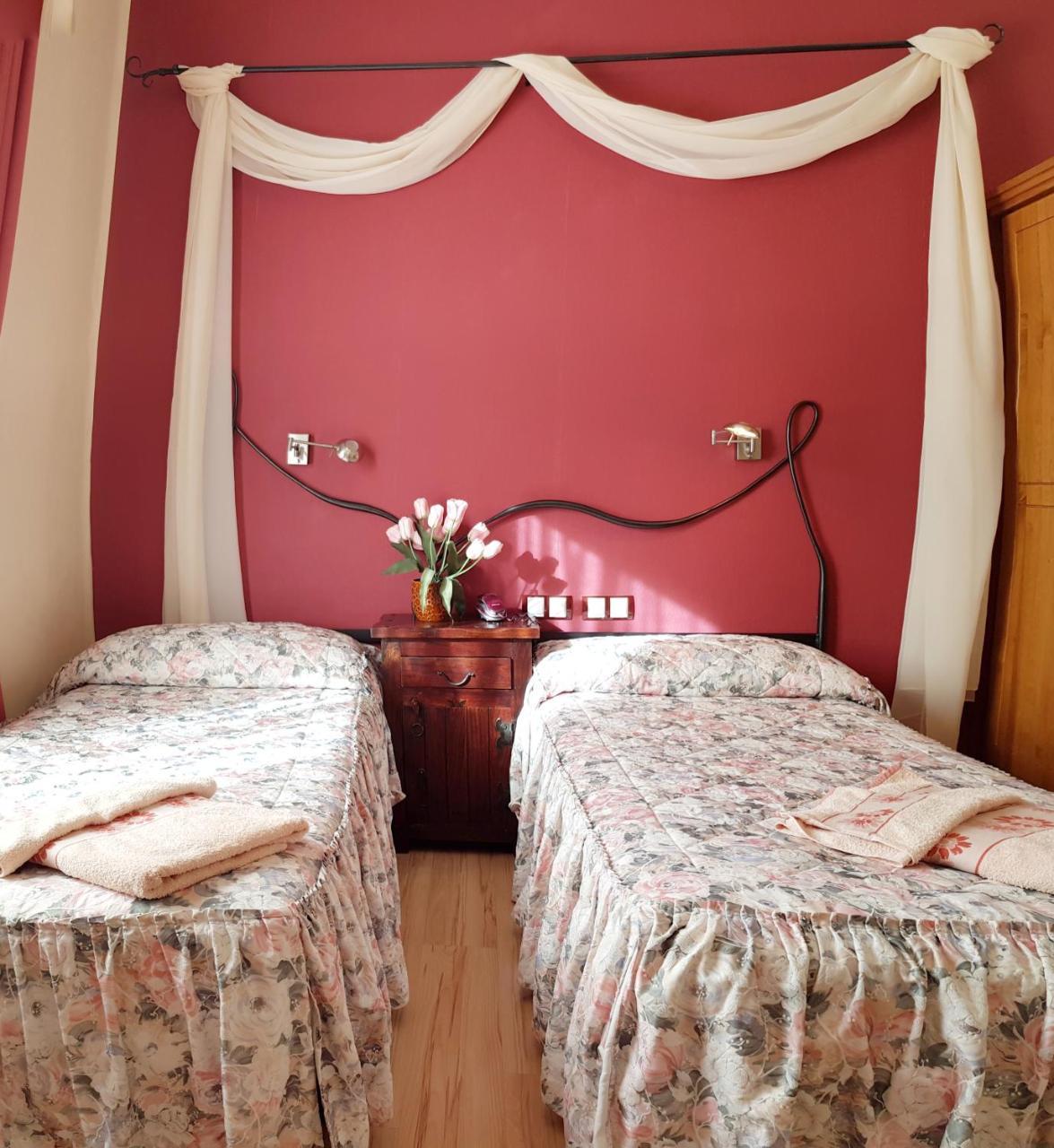 Hostal De La Torre Hostal Economico Вальядолид Экстерьер фото